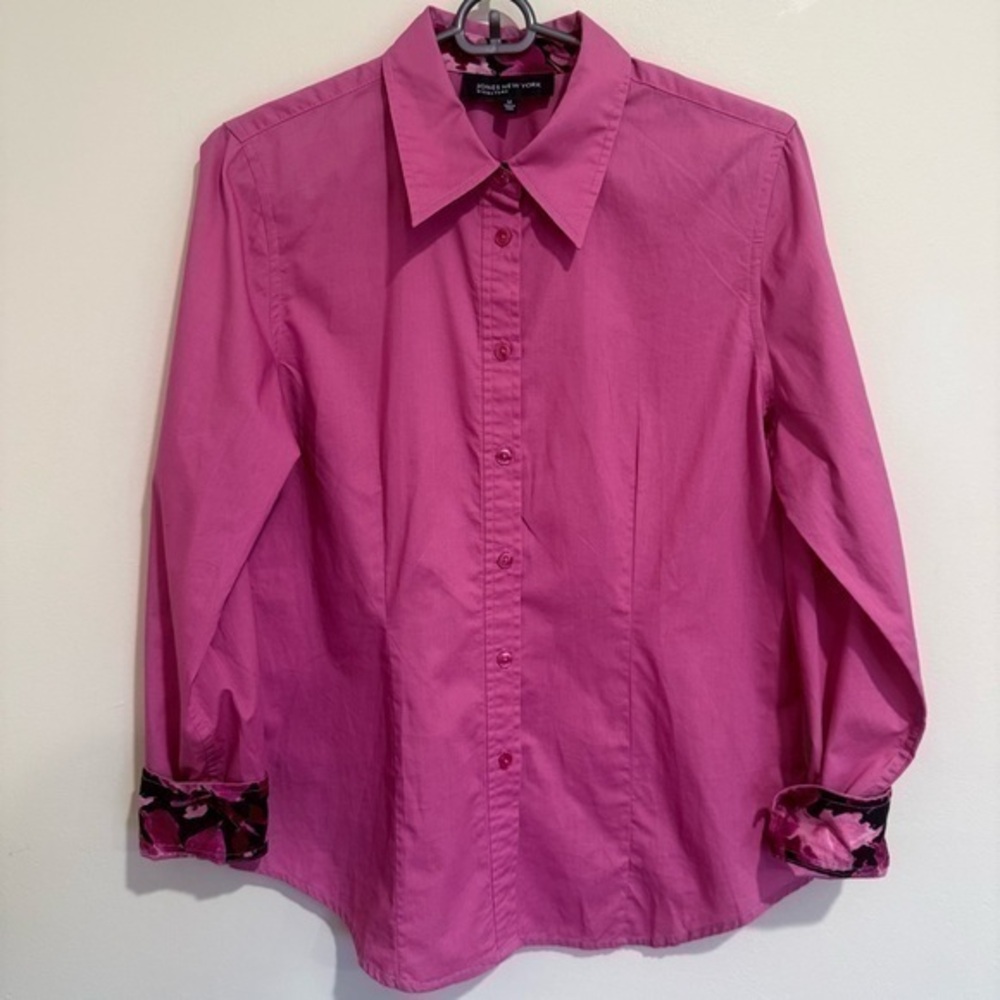 Jones New York Signature Pink Button-Up Shirt with Floral Accents size Medium